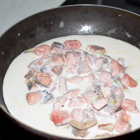 1. Этап. Жульен из горбуши: Жарим рыбу с луком 3 минуты, после чего добавляем в сковороду сливки.