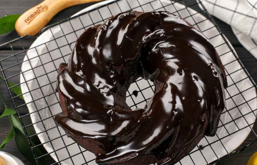 1. Этап. Какао-манник в глазури: Полейте готовый манник слегка остывшей глазурью. Чем холоднее будет пирог, тем быстрее будет застывать глазурь.