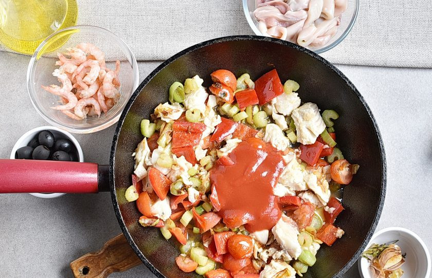 1. Этап. Рагу из морепродуктов: Влейте вино и томатную пассату. Можно заменить ее качественной томатной пастой или густым томатным соком. Тушите пару минут.