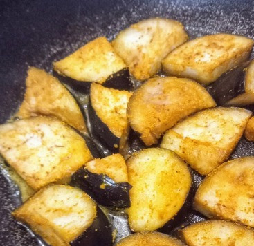 1. Этап. Карри с маринованным баклажаном и чёрной фасолью: Добавить черную фасоль, томаты, оставшуюся соль и уксус.. Довести до кипения, уменьшить огонь и тушить 20 минут. Тем временем, в отдельной сковороде разогреть дополнительное масло и жарить кусочки баклажана по 3-4 минуты с каждой стороны до золотистого цвета.