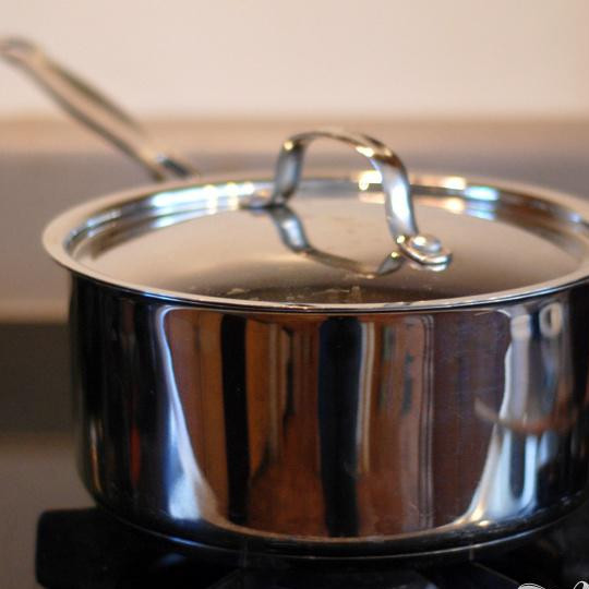 1. Этап. Тайский кокосовый рис: Затем, выключите огонь и накройте кастрюлю крышкой и дайте рису отдохнуть 5-10 минут.