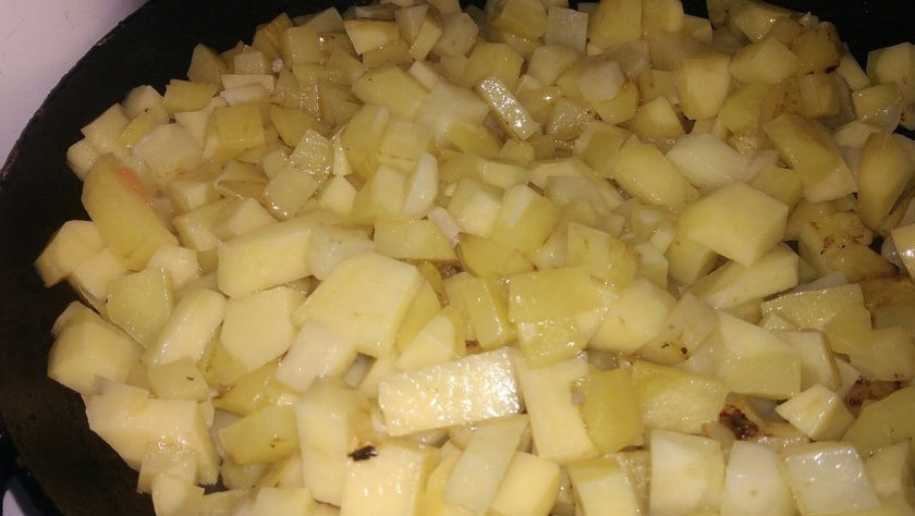 1. Этап. Жаркое с говядиной и овощами на растительном масле: 6. Нарезаем картофель и тоже отправляем жариться. Когда на нем начнет образовываться золотистая корочка, выкладываем в кастрюлю.