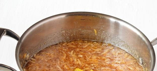 1. Этап. Варенье из яблок без закатки: Кладем лимонную цедру, перемешиваем и снимаем с огня. Даем варенью полностью остыть, затем снова доводим до кипения и варим еще 15 минут.