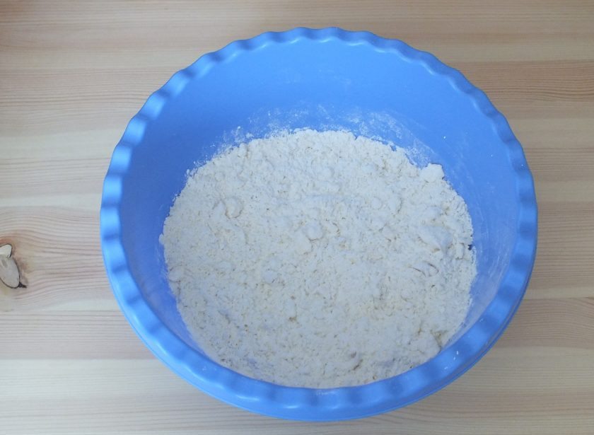 1. Этап. Сдобные лепешки: В отдельной чаше смешайте 250 грамм муки с мягким маслом и разотрите в крошку.