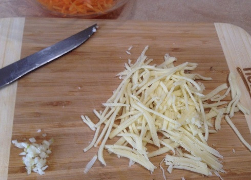 1. Этап. Салат из жареного корневого сельдерея: 5. Измельчаем чеснок и сыр тоже натираем на терке.