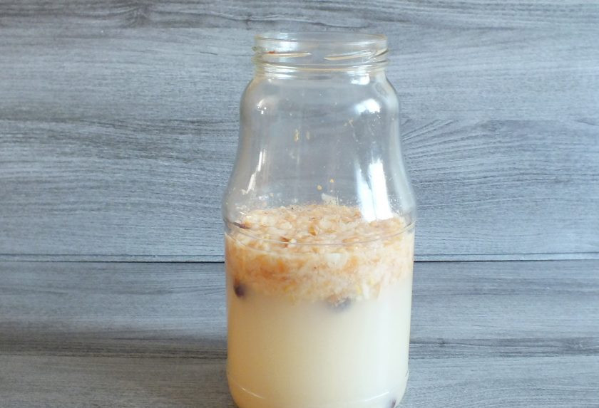 1. Этап. Грушевый квас: Через указанное время содержимое банки должно подняться наверх, появятся пузырьки. Это говорит о том, что закваска начинает работать. Если у вас закваска не поднялась, добавьте 2 ч.л. сахара, перемешайте и оставьте еще на 2 часа в теплом месте.