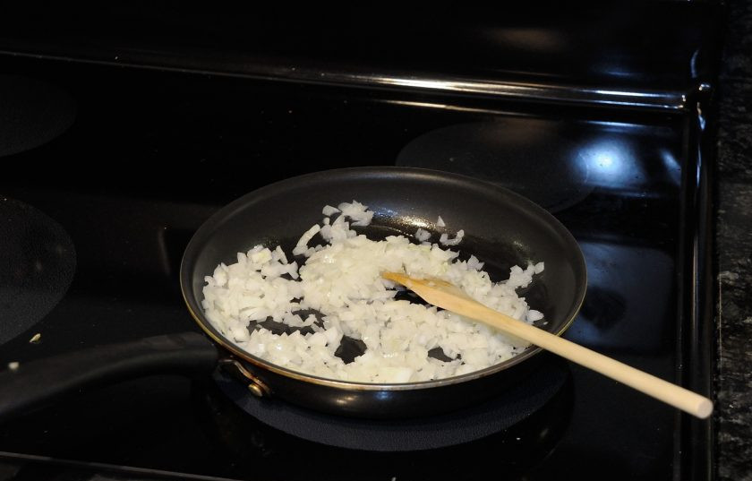 1. Этап. Овощи, тушенные в сметане: Первым делом разогрейте в сковороде масло и обжарьте мелко нарезанный лук до прозрачного цвета.