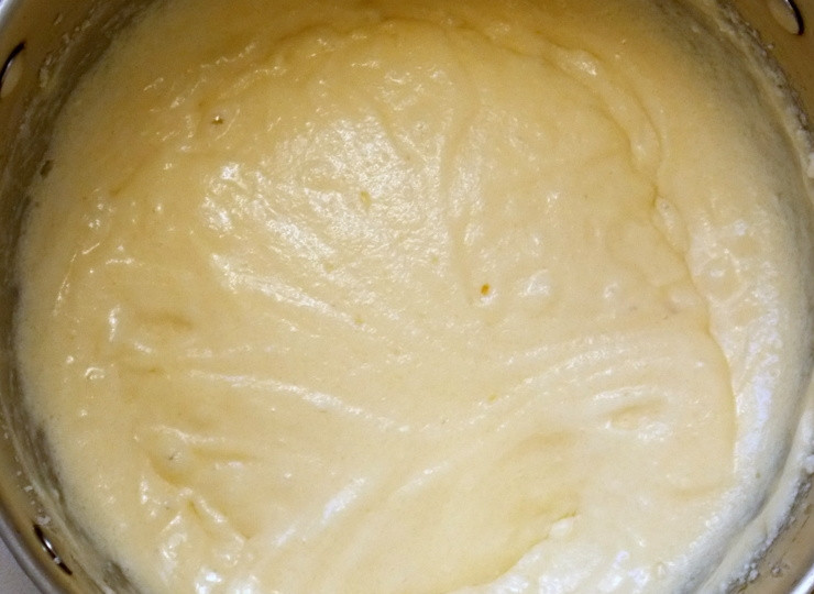 1. Этап. Летний ягодный пирог: Взбейте мягкий маргарин с сахаром до пышного состояния. Добавьте яйца, взбейте.