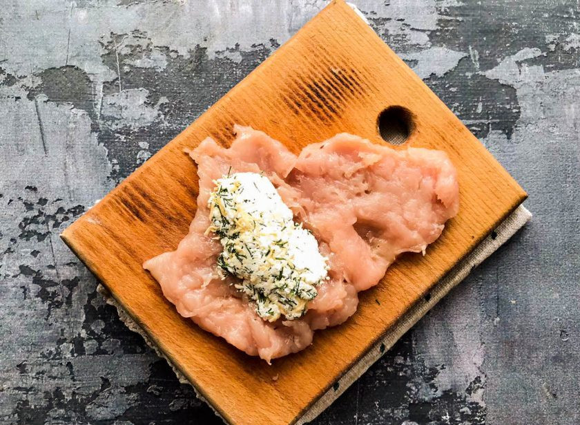 1. Этап. Куриные рулетики с творогом и зеленью в духовке: Куриную грудку разрежьте и хорошо отбейте. Возьмите одну часть, выложите на нее начинку и сверните в рулет.