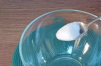 1. Этап. Пирожки из теста для чебуреков: 4. В большой миске, яичный желток растираем с сахаром (0,5 ч. л.).