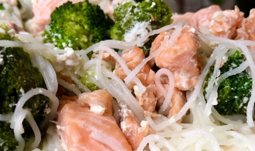 1. Этап. Лосось с рисовой лапшой за 25 минут: 3. Отправьте блюдо в разогретую до 180 градусов духовку на 20-25 минут. Приятного аппетита!