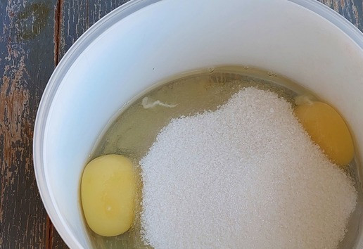 1. Этап. Кейк-попсы с вареной сгущенкой: В емкость вбить яйца, высыпать сахар. Взбить миксером до пышной пены.