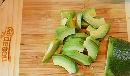 1. Этап. Салат с пряной тыквой Осенний блюз: Авокадо нарежьте дольками.