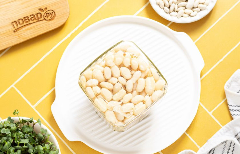 1. Этап. Фасоль белая консервированная: После герметично закрутите банки крышками. Укутайте в полотенце и оставьте так до полного остывания.