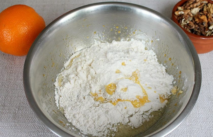 1. Этап. Морковно-апельсиновые кексы: Насыпаем муку и разрыхлитель теста.