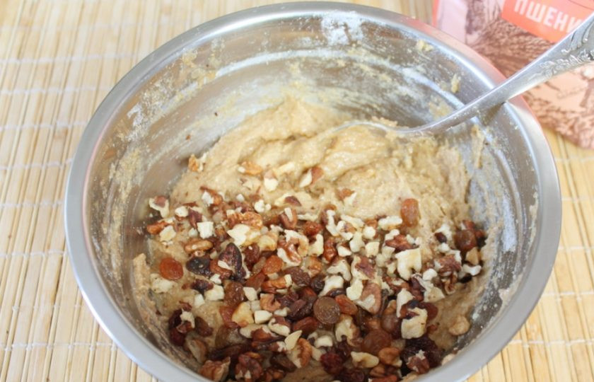 1. Этап. Печенье из цельнозерновой муки с изюмом и орехами: Добавляем изюм, колотые орехи и все перемешиваем.