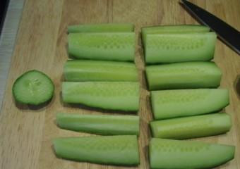 1. Этап. Огурцы по-корейски: Огурцы тщательно промыть, если кожура горькая, то можно снять ее. Нарезать огурцы брусками или кольцами.