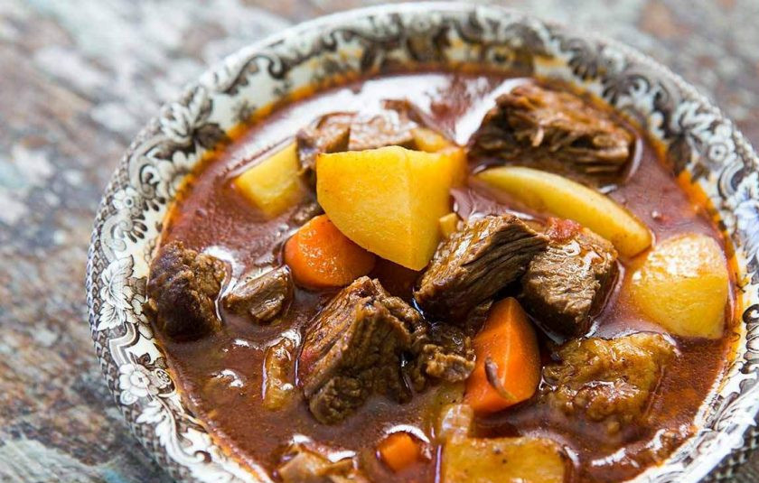 1. Этап. Ребрышки с картофелем и пивом в казане: Почистите и порежьте картофель и морковь. Добавьте к ребрышкам и продолжайте готовить, пока овощи не станут мягкими, а мясо не начнет с легкостью отходить от кости.