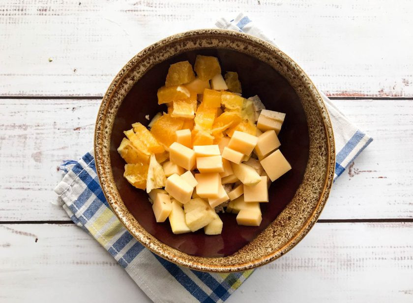 1. Этап. Салат из курицы с черносливом и апельсином: Сыр нарежьте кубиками.