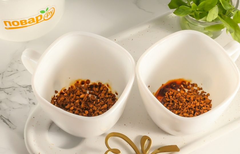 1. Этап. Кофе Для двоих: Кофе всыпьте в широкие чашки или стаканы.