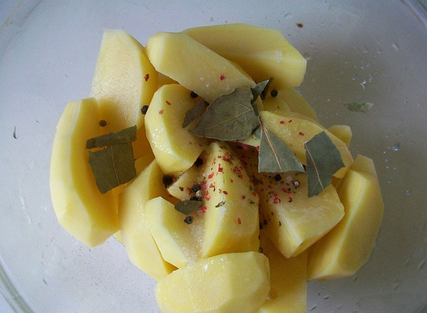 1. Этап. Курица, фаршированная овощами, в духовке: 1. Чем фаршировать курицу? Чаще всего ее начиняют овощами. Я решила использовать картофель, лук, морковь и грибы. Как по мне - идеальное сочетание. Для начала нарезаем картофель.