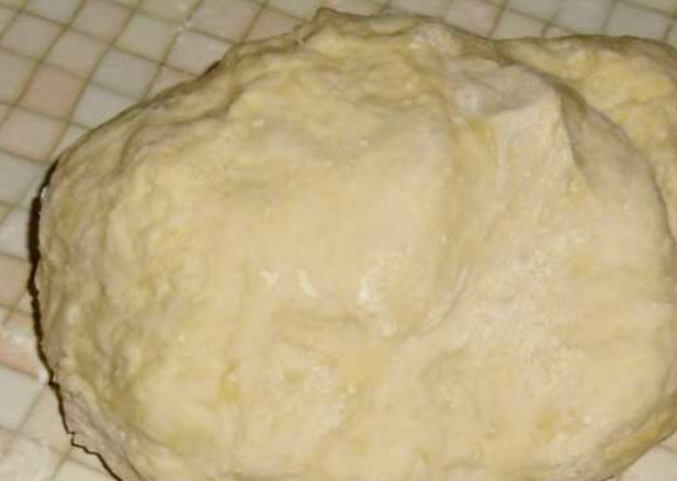 1. Этап. Самса круглая: Замешиваем тесто. Заворачиваем его в пищевую пленку и кладем в холодильник на 1 час.