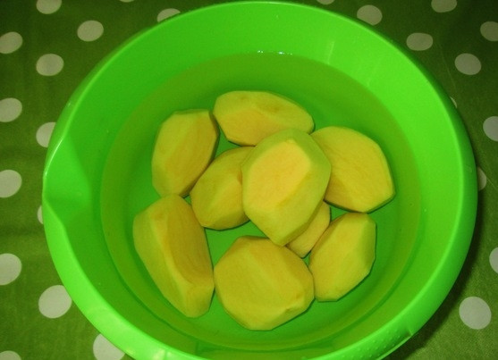 1. Этап. Бабка из картофеля в мультиварке: 1. Очистите и вымойте картофель.