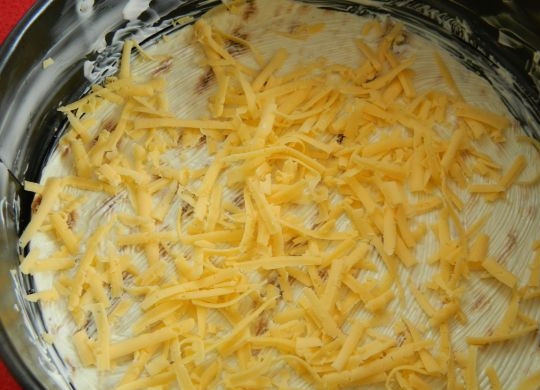 1. Этап. Лаваш с сыром в мультиварке: 3. Смазываю чашу мультиварки сливочным маслом, выкладываю в неё первый лист, смазываю его тонким слоем майонеза и посыпаю твердым сыром.