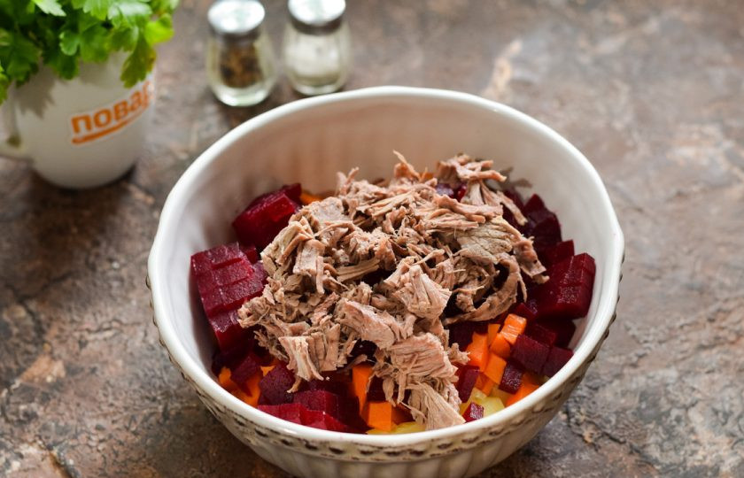 1. Этап. Салат Гренадер с говядиной: Говядину нарежьте небольшими кубиками, добавьте в салат.