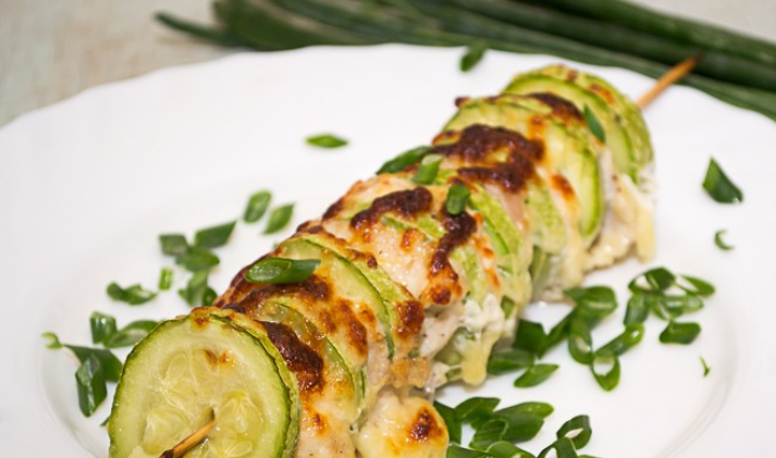 1. Этап. Кабачки, жаренные на мангале: Поместите шашлык из кабачка и филе на разогретый мангал и быстро обжарьте его со всех сторон, постоянно переворачивая. Будьте бдительны, шашлык готовится очень быстро. Приятного аппетита!