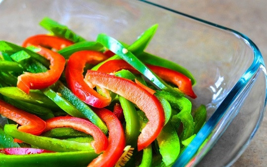 1. Этап. Салат с перцем и манго: 3. Соедините в салатнике с зеленым луком.