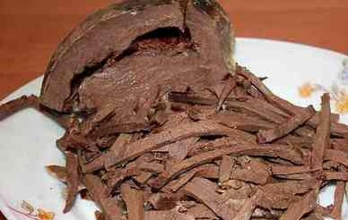 1. Этап. Салат из говяжьего сердца: Отваренное и остывшее сердце нарезаем тонкими полосками.