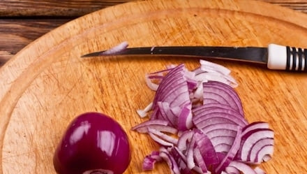 1. Этап. Салат с маринованными мидиями: Лук очистите и тонко нашинкуйте.