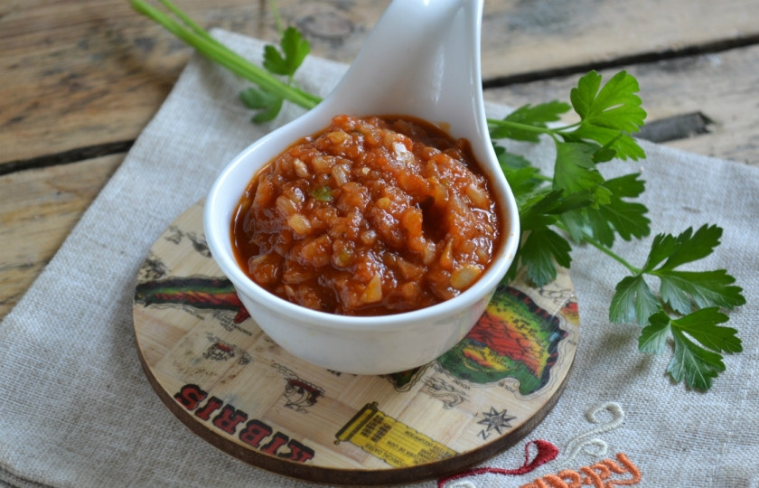 1. Этап. Аджика из кабачков с томатной пастой: Аджика из кабачков с томатной пастой готова! Дайте остыть и приправляйте ваши любимые блюда. Приятного аппетита!