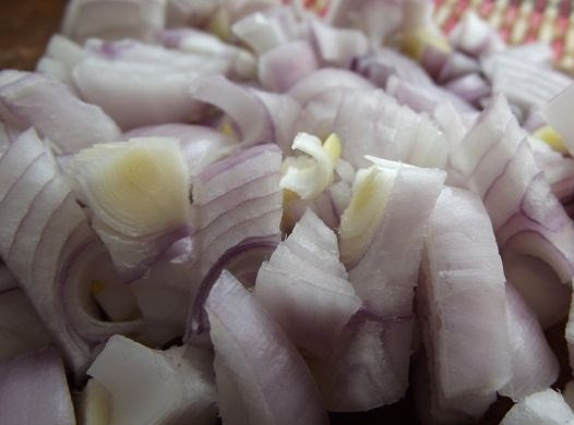 1. Этап. Сладкий луковый соус: На сливочном масле обжариваем измельченный лук с солью до прозрачности и легкой румяности.