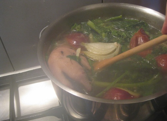 1. Этап. Английский пирог с мясом: Первым делом сварите бульон, как для холодца. Его лучше сварить из свиных ножек, в этом случае желатин вам может и не понадобиться. Для пирога можно использовать и обычный бульон. Выбирайте свой вариант.