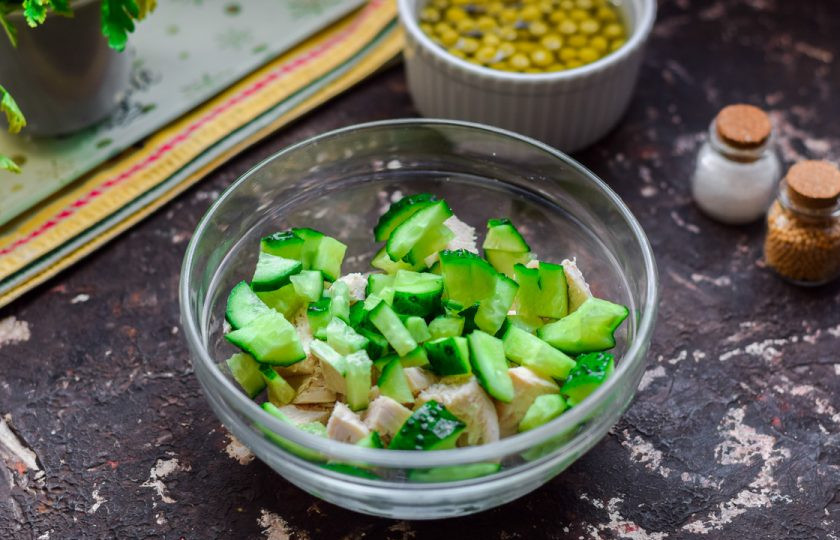 1. Этап. Салат с огурцом и горошком: Свежий огурец сполосните, просушите, нарежьте полосками или кубиками. Добавьте нарезку в салат к курице.