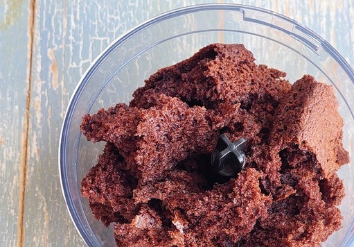 1. Этап. Кейк-попсы с вареной сгущенкой: Готовый бисквит остудить, поломать на кусочки, переложить в блендер.