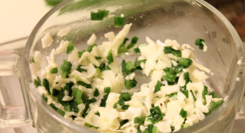 1. Этап. Рогалики с сулугуни: 1. Тесто оставим размораживаться. Тем временем сделаем начинку: сыр перетираем через сито или на мелкой терке, добавим мелко нарубленный лук и специи, перемешаем.