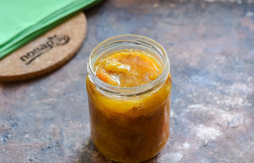 1. Этап. Абрикосовое варенье с мятой: Переложите горячее варенье в банку.