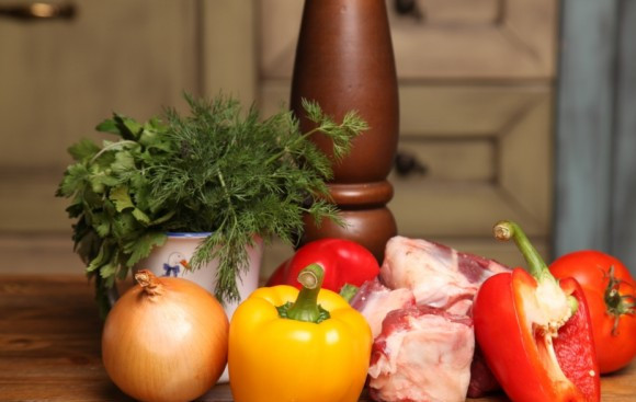 1. Этап. Хашлама: 1. Вот такой скромный набор ингредиентов необходим по рецепту приготовления хашламы. При желании его можно расширить за счет других овощей или специй по вкусу.