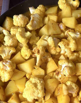 1. Этап. Рагу Жёлтое: Добавить цветную капусту и куркуму, хорошо перемешать и обжаривать ещё пару минут. Влить 500 мл воды и тушить минут 10-12 до готовности овощей.