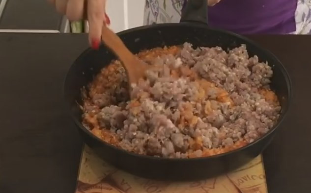 1. Этап. Голубцы в виноградных листьях: 8. Перемешайте фарш с подливой, посолите.