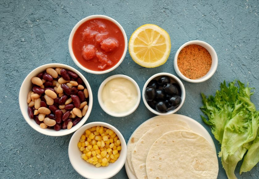 1. Этап. Тако с фасолью: Подготовьте все ингредиенты.