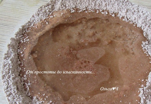 1. Этап. Шоколадный торт с ягодным желе: Влейте воду с растительным маслом, перемешайте.