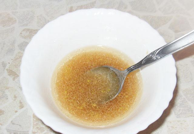 1. Этап. Салат из вареной свеклы: Готовим подливку. В небольшой посуде смешаем: уксус, оливковое масло, горчицу, добавим сок апельсина и ложечку меда. Мешайте вилочкой.