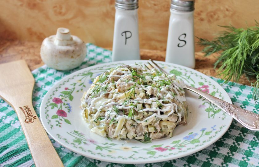 1. Этап. Салат с мясом и жареными шампиньонами: Салат с мясом и жареными шампиньонами готов. Подавайте на закуску в будни и праздники.
