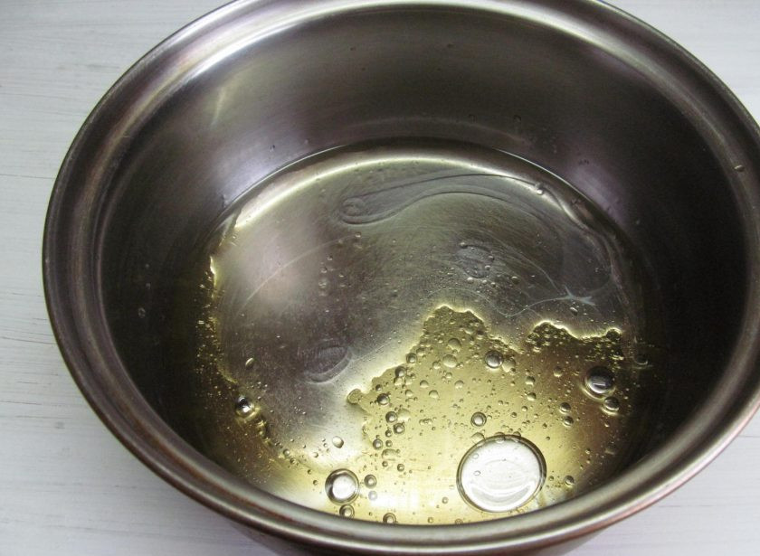 1. Этап. Пирожки из заварного теста с тунцом: В первую очередь нужно влить в кастрюлю воду с растительным маслом и поставить на огонь, довести до кипения.