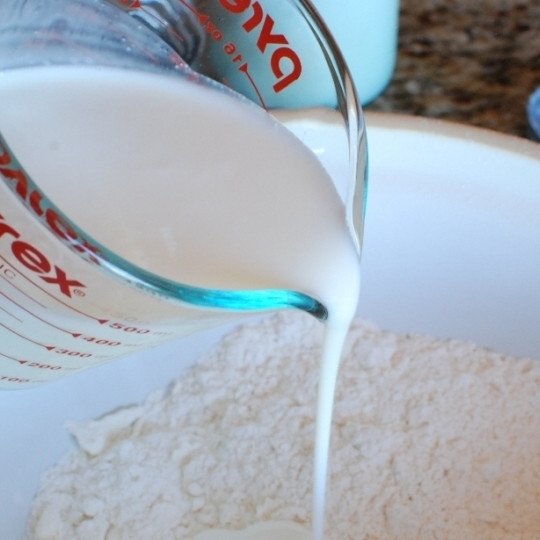 1. Этап. Английское печенье: Наливаем пахту.