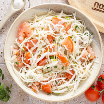 Салат с капустой, помидорами и майонезом